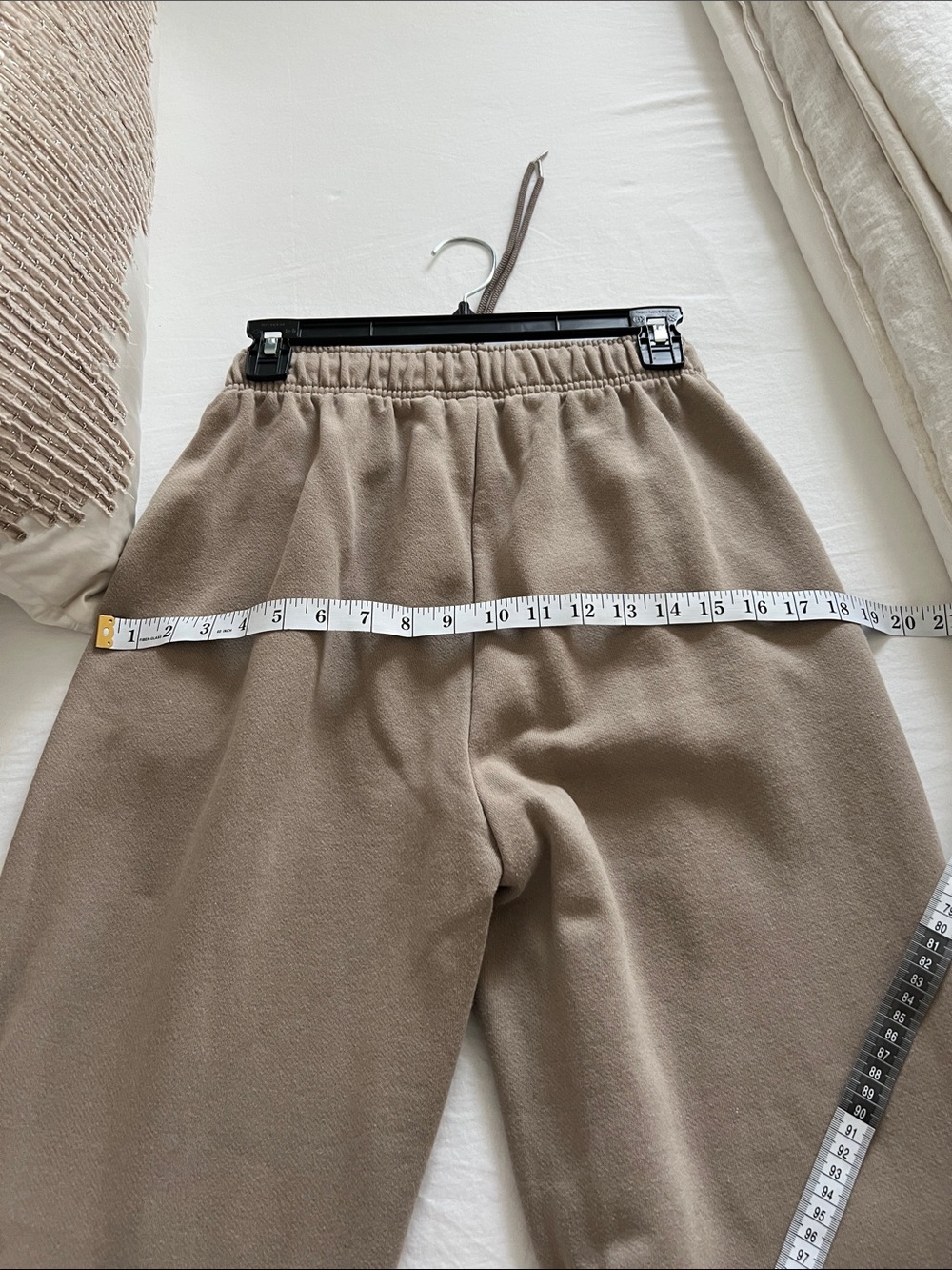 ALO Yoga Women’s Taupe Accolade straight leg Sweatpants - Relaxed Fit - Picture 7 of 8